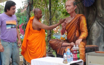 ชาวบ้านตำบลกะรนจังหวัดภูเก็ตกว่า 200 คนรวมตัวเรียกร้องให้เจ้าหน้าที่ตำรวจ นำตัวนทท.รัสเซียคลั่งก่อเหตุทุบทำลายรูปหล่ออดีตเจ้าอาวาสวัดกะรน และทรัพย์สินของวัดมาทำพิธีขอขมาสิ่งศักดิ์สิทธิ์ภายใน 7 วัน