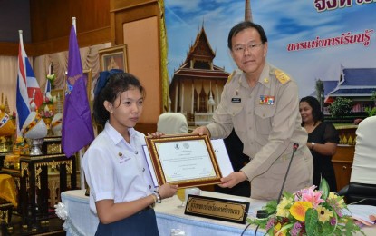 จังหวัดนครศรีธรรมราช ประกอบพิธีมอบรางวัล แก่ผู้ชนะการประกวดมิวสิควีดีโอและคาราโอเกะเพลงคำขวัญประจำจังหวัดนครศรีธรรมราช พร้อมเชิดชูเกียรติในการประชุมกรมการจังหวัดและหัวหน้าส่วนราชการจังหวัดนครศรีธรรมราช ประจำเดือนตุลาคม 2556