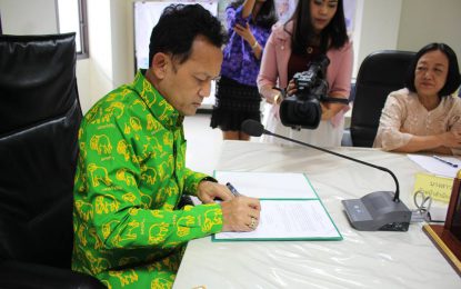 ผวจ.นครศรีธรรมราช รับมอบอาคารศูนย์แสดงและจำหน่ายผลิตภัณฑ์ OTOP นครศรีธรรมราช