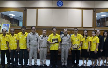 ผวจ. สงขลา มอบโล่และเงินรางวัล พร้อมป้ายเงินรางวัลโครงการประกวดผลงานการขับเคลื่อนปรัชญาของเศรษฐกิจพอเพียงในสหกรณ์และกลุ่มเกษตรกรประจำปี 2561 และรางวัลสถาบันเกษตรกรดีเด่นแห่งชาติ ประจำปี 2562 แก่กลุ่มเกษตรกรทำสวนบ้านนาปรังพัฒนา เพื่อยกย่องประกาศเกียรติคุณและยึดถือเป็นแบบอย่างแนวทางในการปฏิบัติงาน