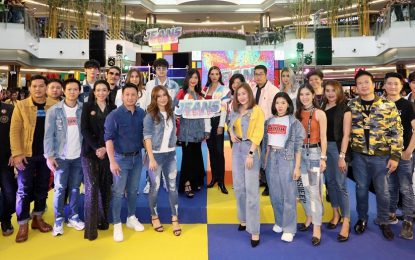 โรบินสัน ระเบิดความปังบนรันเวย์ยีนส์ซีซั่นใหม่  แท็กทีม ‘ญาญ่า-เดอะทอยส์’ พร้อมทัพดารา นายแบบ นางแบบชั้นนำ อวดเทรนด์ยีนส์คอลเลคชั่นล่าสุด ที่มาพร้อมสีสันสุดอลัง  ในงาน ‘ROBINSON JEANS 2019 OVER THE RAINBOW’