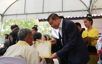 นิพนธ์ ขึ้นเชียงใหม่ มอบโฉนดที่ดินชาวเหนือ