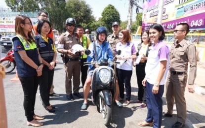 บ.กลางคุ้มครองผู้ประสบภัยจากรถ จก.มหาสารคาม จัดกิจกรรมวัน RVP รักความปลอดภัยทางถนน มอบหมวกกันน๊อกแก่ผู้ขับขี่มอเตอร์ไซค์ฟรี
