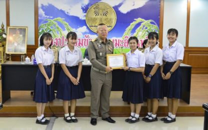 ผู้ว่าราชการจังหวัดยโสธร มอบเกียรติบัตรแก่เด็กและเยาวชนที่ได้รับรางวัลการประกวดบรรยายธรรม และสวดมนต์หมู่สรรเสริญพระรัตนตรัย ทำนองสรภัญญะ ประจำปี 2563
