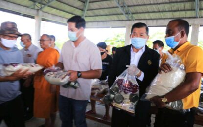 “แจกถุงยังชีพรอบที่ 45”  นิพนธ์ -​ สรรเพชญ เดินหน้าต่อเนื่อง ช่วย ปชช.ชุมชนสงขลา สู้ภัยโควิด-19 หลัง แจกไปแล้วกว่า 7 หมื่นถุงยังชีพทั้งภาคใต้และภาคเหนือ