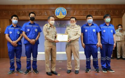 ผู้ว่าราชการจังหวัดลำพูนมอบใบประกาศเกียรติคุณให้แก่ องค์กรปกครองส่วนท้องถิ่นที่มีผลการดำเนินความปลอดภัยทางถนน ตามโครงการเสริมสร้างตำบลขับขี่ปลอดภัย