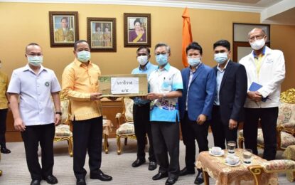 “ชวน” ในฐานะประธานมูลนิธิเพื่อสังคมและการศึกษา เดินทางไปยัง 3 จังหวัดชายแดนใต้ ได้แก่ จังหวัดนราธิวาส ยะลา ปัตตานี และจังหวัดสงขลา เพื่อมอบหน้ากากอนามัยให้กับประชาชนและเจ้าหน้าที่ปฏิบัติงาน