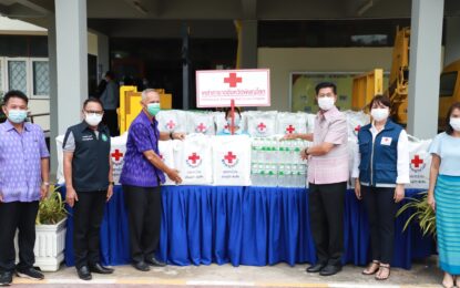 จังหวัดพิษณุโลก จัดพิธีรับมอบสิ่งของช่วยเหลือผู้ได้รับผลกระทบจากโรคติดเชื้อไวรัสโควิด-19 ที่ลงทะเบียนผ่านแอปพลิเคชั่น “พ้นภัย” 46 รายในพื้นที่อำเภอเมืองพิษณุโลก