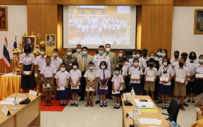 จังหวัดกาฬสินธุ์ มอบทุนการศึกษานักเรียนที่ได้รับผลกระทบจากโควิด-19
