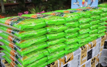 ผู้ว่าราชการจังหวัดสงขลา มอบข้าวสารให้แก่ประชาชนในเขตเทศบาลนครสงขลา เพื่อช่วยเหลือและบรรเทาความเดือนร้อนในห้วงการแพร่ระบาดของโรคโควิด-19