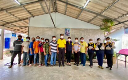 อดีตนายก อบต.บ้านน้อยซุ้มขี้เหล็ก ผันตัวทำฟาร์มเห็ดฟาง โดยใช้วัสดุจากธรรมชาติ อย่างทลายปาล์ม ดูแลง่าย ให้ผลผลิตดี ทำให้สามารถลดต้นทุน สร้างรายได้เสริมในช่วงชีวิตวัยเกษียณอายุ