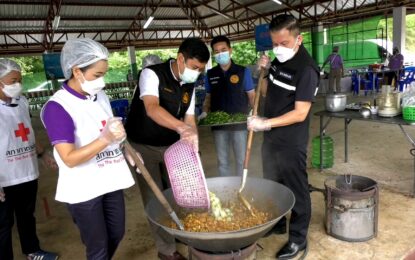 ผู้ว่าราชการจังหวัดลำพูนนำหัวหน้าส่วนราชการทำข้าวกล่องแจกจ่ายให้ผู้ที่กักตัวเฝ้าระวังเชื้อโควิด – 19 ที่อำเภอทุ่งหัวช้าง