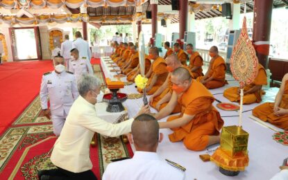 พระบาทสมเด็จพระเจ้าอยู่หัว โปรดเกล้าโปรดกระหม่อม พระราชทานผ้าพระกฐินพระราชทาน ให้นายทชัย และนางปุณณกา รัตนะฉัตตา น้อมนำไปถวายพระสงฆ์ ณ วัดพระธาตุแช่แห้ง พระอารามหลวง