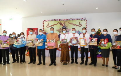 กาฬสินธุ์ จัดชุดกระเช้าของขวัญปีใหม่ 8 เช็ต สุขใจผู้ให้ อิ่มใจผู้รับ
