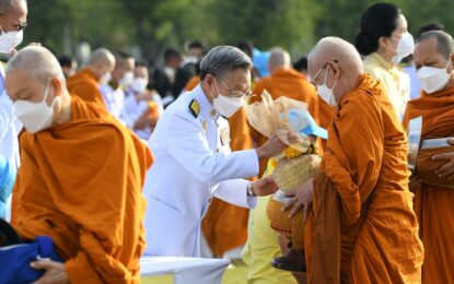 คณะรัฐมนตรีของพรรคประชาธิปัตย์ ร่วมพิธีทำบุญตักบาตรถวายพระราชกุศล เนื่องในวันคล้ายวันพระบรมราชสมภพ ในหลวง รัชกาลที่ ๙