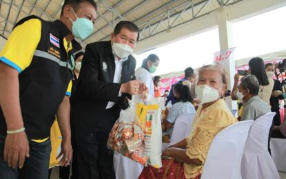 นิพนธ์ มท.2 จับมือ ชัยชนะ ลุยเมืองคอนช่วยผู้ประสบภัยน้ำท่วม พร้อมสั่งเร่งเยียวยา ย้ำ “สร้างที่ให้น้ำอยู่ ทำทางให้น้ำไหล” แก้ไขปัญหาน้ำท่วม