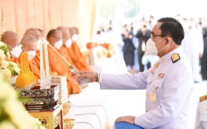 นายกรัฐมนตรีและภริยา เป็นประธานในพิธีพระสงฆ์เจริญพระพุทธมนต์และทำบุญตักบาตร เนื่องในวันคล้ายวันพระบรมราชสมภพพระบาทสมเด็จพระชนกาธิเบศร มหาภูมิพลอดุลยเดชมหาราช บรมนาถบพิตร วันชาติ และวันพ่อแห่งชาติ 5 ธันวาคม 2564 ณ ท้องสนามหลวง