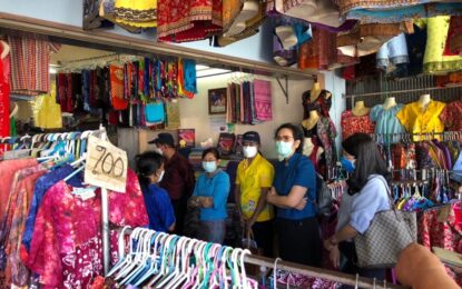 พัฒนาการจังหวัดสงขลาร่วมกับพาณิชย์จังหวัดสงขลา ลงพื้นที่ตลาดเกาะยอ ขอความร่วมมือและป้องปรามการละเมิดสิทธิ์ “ผ้ามัดหมี่ลายขอเจ้าฟ้าสิริวัณณวรีฯ” แก่ผู้ประกอบการร้านค้าทุกร้านในตลาดเกาะยอ