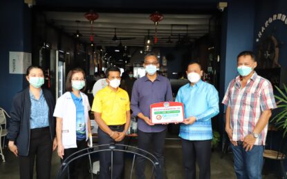 ผู้ว่าราชการจังหวัดสงขลา มอบป้ายร้านอาหารปลอดโควิด-19 ให้กับผู้ประกอบการร้านอาหารในเขตอำเภอเมืองสงขลา เพื่อสร้างความมั่นใจให้นักท่องเที่ยวและผู้ใช้บริการตามมาตรการเปิดประเทศ