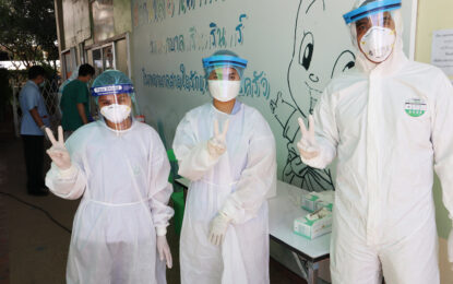 สคร.7 จ.ขอนแก่น สนับสนุนรถเก็บตัวอย่างชีวนิรภัยพระราชทาน ลงพื้นที่ตรวจคัดกรองโควิด-19 ผู้เข้ารับปริญญา มข. 64