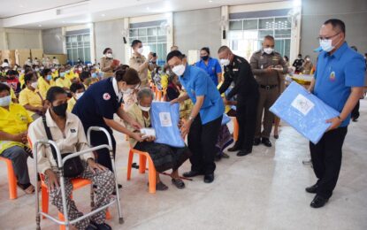 จ.ขอนแก่น ทำพิธีมอบผ้าห่มกันหนาวพระราชทาน ของมูลนิธิราชประชานุเคราะห์ ในพระบรมราชูปถัมภ์ ให้ประชาชนผู้ประสบภัยหนาวในพื้นที่ อ.พระยืน และอ.ชนบท