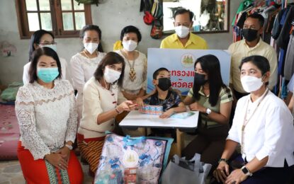 รองผู้ว่าราชการจังหวัดสงขลา นั่งรถซาเล้งเยี่ยมกลุ่มเปราะบางในพื้นที่อำเภอนาทวี จังหวัดสงขลา พร้อมมอบสิ่งของเพื่อบรรเทาความเดือดร้อนจากผลกระทบเชื้อไวรัสโควิด-19