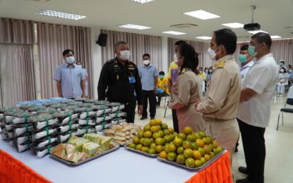 พระราชทานทรัพย์ อาหาร และสิ่งของเป็นกำลังใจให้กับเจ้าหน้าที่