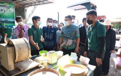 จังหวัดขอนแก่น ชาวนาขนข้าวไปขาย ในงานตลาดนัดข้าวเปลือก ครั้งที่ 1 กันอย่างคึกคัก