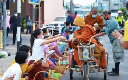 ผู้ว่าฯ ยโสธร นำหัวหน้าส่วนราชการ และพุทธศาสนิกชน ทำบุญตักบาตรย้อนยุควิถีถิ่น วิถีไทย สวมใส่ผ้าไทยใส่บาตรทุกวันศุกร์ ที่เมืองเก่าบ้านสิงห์ท่า