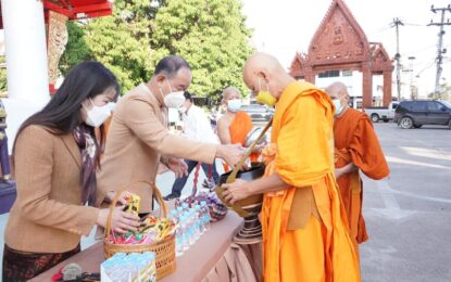 อำเภอเมืองมุกดาหารร่วมกิจกรรม “คนมุกสุขใจ นุ่งผ้าไทย ใส่บาตรพระ”