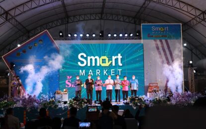 ชาวขอนแก่น ร่วมชม ช้อปสินค้านวัตกรรมระดับพรีเมี่ยมในงาน “Smart Market ร้อยแก่น         สารสินธุ์ “สุดคึกคัก