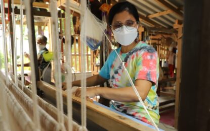 กลุ่มผ้าทอบ้านล่องมุด อำเภอเทพา จังหวัดสงขลา สืบสานลวดลายพระราชทาน “ผ้าลายขอเจ้าฟ้าสิริวัณณวรีฯ” และคงความเป็นเอกลักษณ์ผ้าทอประจำถิ่นด้วยลวดลายและสีสันที่สวยงาม