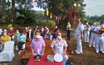“วันอาภากร”วันคล้ายวันประสูติ พลเรือเอก พระเจ้าบรมวงศ์เธอ กรมหลวงชุมพรเขตอุดมศักดิ์ หรือเสด็จเตี่ย ทหารเรือ นำโดย ผอ.ศปชล.ทม.ระนอง ทำพิธีบวงสรวง เชิญธงสู่ยอดเสา และพิธีวางพานพุ่ม