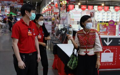 พาณิชย์จังหวัดมหาสารคาม ลงพื้นที่ตรวจสอบการจำหน่ายชุดกระเช้าของขวัญในช่วงเทศกาลคริสต์มาส และเทศกาลปีใหม่ เพื่อให้ผู้บริโภคได้รับความเป็นธรรมในการซื้อกระเข้าของขวัญ