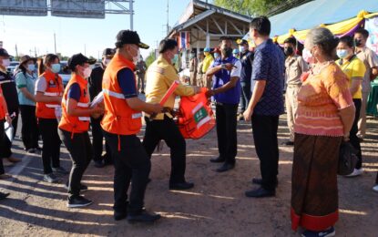 ผู้ว่าฯมหาสารคาม ตรวจเยี่ยมให้กำลังใจแก่เจ้าหน้าที่ผู้ปฏิบัติงาน ณ จุดตรวจหลัก/จุดสกัด เพื่อป้องกันและลดอุบัติเหตุทางถนนในช่วงเทศกาลปีใหม่ 2565
