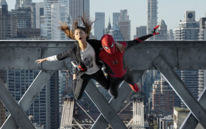 ครั้งแรกในประวัติศาสตร์ภาพยนตร์ของ Spider-Man  ที่ตัวตนของฮีโร่ เพื่อนบ้านที่เป็นมิตรของเราถูกเปิดเผย