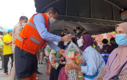 ลงพื้นที่ตรวจเยี่ยมและให้กำลังผู้ที่ประสบอุทกภัยน้ำท่วมในพื้นที่ อ.เมืองปัตตานี และอ.แม่ลาน จ.ปัตตานี พร้อมมอบถุงยังชีพและสิ่งของเครื่องใช้จำเป็น บรรเทาความเดือดร้อนให้ผู้ประสบภัย บริเวณ 2 จุด จำนวนกว่า 500 ชุด โดยมีนายนิพันธ์ บุญหลวง ผู้ว่าราชการจังหวัด พร้อมด้วยรองผู้ว่าราชการจังหวัด หัวหน้าส่วนราชการที่เกี่ยวข้อง และผู้นำท้องที่ ร่วมลงพื้นที่ในครั้งนี้ด้วย