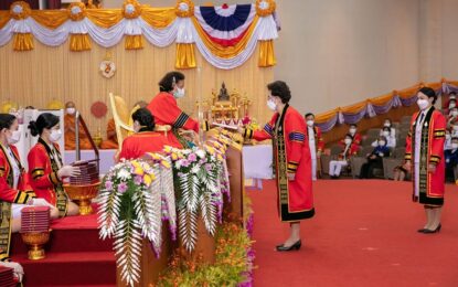 พระบาทสมเด็จพระเจ้าอยู่หัว ทรงพระกรุณาโปรดเกล้าโปรดกระหม่อมให้ สมเด็จพระกนิษฐาธิราชเจ้า กรมสมเด็จพระเทพรัตนราชสุดา ฯ สยามบรมราชกุมารี เสด็จพระราชดำเนินแทนพระองค์ ไป ในการพระราชทานปริญญาบัตรแก่ผู้สำเร็จการศึกษา จากมหาวิทยาลัยแม่ฟ้าหลวง ประจำปีการศึกษา ๒๕๖๓ ณ หอประชุมมหาวิทยาลัยแม่ฟ้าหลวง อำเภอเมือง จังหวัดเชียงราย