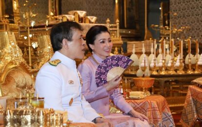 พระบาทสมเด็จพระเจ้าอยู่หัว และสมเด็จพระนางเจ้าฯ พระบรมราชินี เสด็จฯ ไปทรงบำเพ็ญพระราชกุศลในการพระราชพิธีสงกรานต์ พุทธศักราช 2565 ณ หอพระสุลาลัยพิมาน พระที่นั่งไพศาลทักษิณ หอพระธาตุมณเฑียร และพระที่นั่งอมรินทรวินิจฉัย พระบรมมหาราชวัง ในโอกาสนี้ สมเด็จพระเจ้าลูกเธอ เจ้าฟ้าพัชรกิติยาภา นเรนทิราเทพยวดี กรมหลวงราชสาริณีสิริพัชร มหาวัชรราชธิดา สมเด็จพระเจ้าลูกเธอ เจ้าฟ้าสิริวัณณวรี นารีรัตนราชกัญญา และสมเด็จพระเจ้าลูกยาเธอ เจ้าฟ้าทีปังกรรัศมีโชติ มหาวชิโรตตมางกูร สิริวิบูลยราชกุมาร โดยเสด็จในการนี้ด้วย เมื่อวันที่ 15 เมษายน 2565