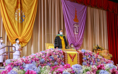 พระบาทสมเด็จพระเจ้าอยู่หัว ทรงพระกรุณาโปรดเกล้าโปรดกระหม่อมให้ สมเด็จพระกนิษฐาธิราชเจ้า กรมสมเด็จพระเทพรัตนราชสุดา ฯ สยามบรมราชกุมารี เสด็จพระราชดำเนินแทนพระองค์ ไปในการพระราชทานปริญญาบัตรแก่ผู้สำเร็จการศึกษาจากสถาบันบัณฑิตพัฒนบริหารศาสตร์ ประจำปีการศึกษา ๒๕๖๒-๒๕๖๓ ณ หอประชุมเฉลิมพระเกียรติ ๖ รอบพระชนมพรรษา สถาบันบัณฑิตพัฒนบริหารศาสตร์ เขตบางกะปิ, กรุงเทพมหานคร