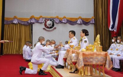 พระบาทสมเด็จพระเจ้าอยู่หัว และสมเด็จพระนางเจ้า ฯ พระบรมราชินี เสด็จพระราชดำเนินไปพระราชทานกระบี่ และปริญญาบัตรแก่ผู้สำเร็จการศึกษาจากโรงเรียนนายร้อยตำรวจ ประจำปีการศึกษา 2564 ณ โรงเรียนนายร้อยตำรวจ อ.สามพราน จ.นครปฐม