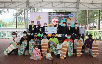 ภูเก็ตกองทุนพัฒนาการกีฬาแห่งชาติ  มอบอุปกรณ์กีฬาในโครงการ ธนาคารอุปกรณ์กีฬา ให้แก่ นายกสมาคมกีฬากระดานโต้คลื่น แห่งประเทศไทย เพื่อส่งมอบให้ ธนาคารอุปกรณ์กีฬา จ.ภูเก็ต