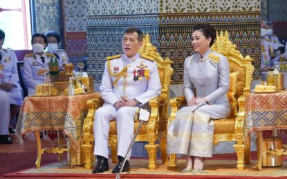 พระบาทสมเด็จพระเจ้าอยู่หัว และสมเด็จพระนางเจ้าฯ พระบรมราชินี เสด็จพระราชดำเนินไปยังพระที่นั่งอมรินทรวินิจฉัย ในพระบรมมหาราชวัง ในการพระราชพิธีฉัตรมงคล พุทธศักราช ๒๕๖๕  โอกาสนี้ สมเด็จพระเจ้าลูกเธอ เจ้าฟ้าพัชรกิติยาภา นเรนทิราเทพยวดี กรมหลวงราชสาริณีสิริพัชร มหาวัชรราชธิดา และสมเด็จพระเจ้าลูกเธอ เจ้าฟ้าสิริวัณณวรี นารีรัตนราชกัญญา โดยเสด็จในการนี้ด้วย