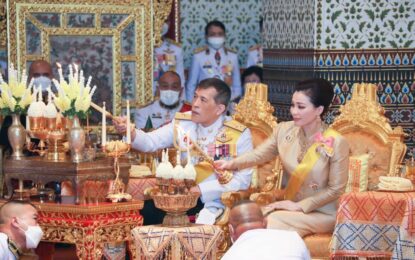 พระบาทสมเด็จพระเจ้าอยู่หัว และสมเด็จพระนางเจ้า ฯ พระบรมราชินี พร้อมด้วยสมเด็จพระเจ้าลูกเธอ เจ้าฟ้าพัชรกิติยาภา นเรนทิราเทพยวดี กรมหลวงราชสาริณีสิริพัชร มหาวัชรราชธิดา เสด็จพระราชดำเนินไปทรงบำเพ็ญพระราชกุศลทักษิณานุปทาน ในการพระราชพิธีฉัตรมงคล พุทธศักราช 2565 ณ พระที่นั่งอมรินทรวินิจฉัย พระบรมมหาราชวัง