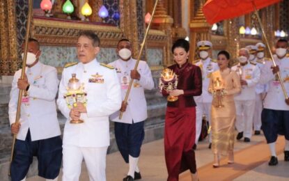 ในหลวง พระราชินี ทรงบำเพ็ญพระราชกุศลวิสาขบูชา วัดพระศรีรัตนศาสดาราม . พระบาทสมเด็จพระเจ้าอยู่หัว และสมเด็จพระนางเจ้าฯ พระบรมราชินี เสด็จฯ ไปในการพระราชพิธีทรงบำเพ็ญพระราชกุศลวิสาขบูชา พุทธศักราช 2565