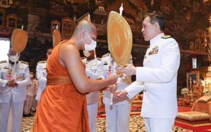 พระบาทสมเด็จพระเจ้าอยู่หัว และสมเด็จพระนางเจ้า ฯ พระบรมราชินี เสด็จพระราชดำเนิน ไปทรงบำเพ็ญพระราชกุศลวิสาขบูชา ทรงเจิมเทียนรุ่งที่ทรงพระราชอุทิศพระราชทานไปจุดบูชาพระรัตนตรัยตามพระอารามหลวงในวันวิสาขบูชา และทรงพระราชทานพัดยศเปรียญแด่พระภิกษุสามเณรที่สอบได้เปรียญธรรม 9 ประโยค และ 6 ประโยค ประจำปี 2564 และปี 2565 จำนวนรวม 523 รูป ณ พระอุโบสถวัดพระศรีรัตนศาสดาราม ในพระบรมมหาราชวัง