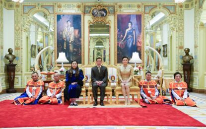 พระบาทสมเด็จพระเจ้าอยู่หัว และสมเด็จพระนางเจ้า ฯ พระบรมราชินี พระราชทานพระบรมราชวโรกาสให้สมเด็จพระเจ้าน้องนางเธอ เจ้าฟ้าจุฬาภรณวลัยลักษณ์ อัครราชกุมารี กรมพระศรีสวางควัฒน วรขัตติยราชนารี องค์นายกสภาราชวิทยาลัยจุฬาภรณ์ และผู้บริหารราชวิทยาลัยจุฬาภรณ์ เฝ้า ฯ ทูลเกล้า ฯ ถวายปริญญาแพทยศาสตร์ดุษฎีบัณฑิตกิตติมศักดิ์ พร้อมฉลองพระองค์ครุย ณ พระที่นั่งอัมพรสถาน