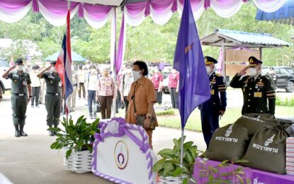 สมเด็จพระกนิษฐาธิราชเจ้า กรมสมเด็จพระเทพรัตนราชสุดา ฯ สยามบรมราชกุมารี เสด็จพระราชดำเนินไป ทรงติดตามการดำเนินงานโครงการตามพระราชดำริ ณ โรงเรียนตำรวจตระเวนชายแดนบ้านหินจอก อำเภอปะเหลียน จังหวัดตรัง