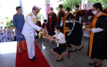 พระบาทสมเด็จพระเจ้าอยู่หัว และสมเด็จพระนางเจ้าฯ พระบรมราชินี เสด็จพระราชดำเนินไปพระราชทานปริญญาบัตรแก่ผู้สำเร็จการศึกษา จากมหาวิทยาลัยธรรมศาสตร์ ประจำปีการศึกษา 2562-2563 ณ หอประชุม มหาวิทยาลัยธรรมศาสตร์ ท่าพระจันทร์ เขตพระนคร กรุงเทพมหานคร เป็นวันที่ 3