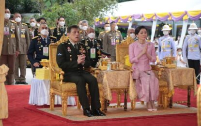 ในหลวง-พระราชินี’ เสด็จฯ ทรงเปิดแพรคลุมป้าย ‘เจดีย์อัฐบริขารเขมาภิรโต’